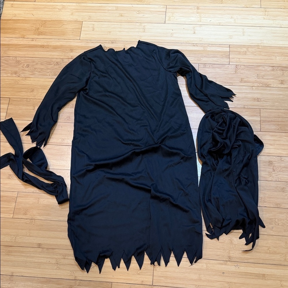 Kids Black Hooded Costume "Unknown Phantom" from Spirit Halloween size S 4-6 - Picture 8 of 8